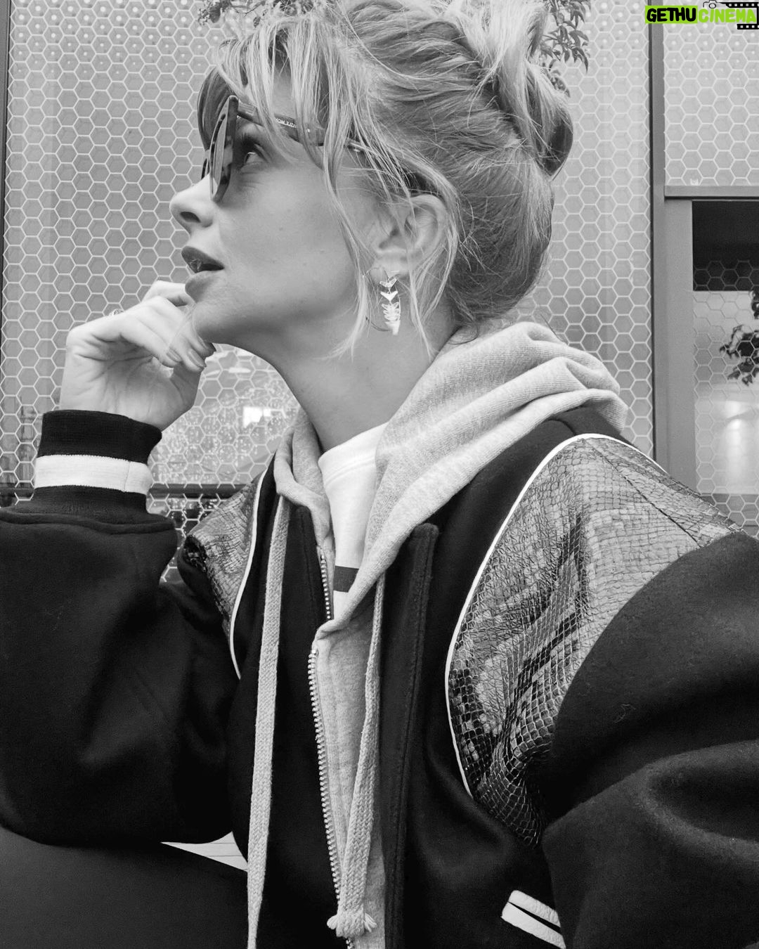 Pelin Karahan Instagram - Ortaya karışık 😚
