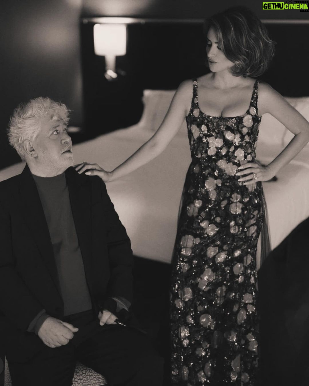 Penélope Cruz Instagram - #pedroalmodóvar @chanelofficial #goya2024 @academiadecine