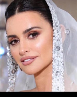 Penélope Cruz Instagram - Thank you @charlottetilbury for putting your magic hands on my face! @charlottetilbury @lancomeofficial