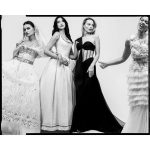 Penélope Cruz Instagram – #chanelfamily 💗  Repost @chanelofficial
・・・
Ambassadors and friends of the House got together to celebrate the opening of The Costume Institute’s exhibition, “Karl Lagerfeld: A Line of Beauty” at The Metropolitan Museum of Art in New York. On this occasion, they posed for a group portrait lensed by Inez & Vinoodh.

#MetGala @MetMusem @MetCostumeInstitute #ALineofBeauty @InezandVinoodh @PenelopeCruzoficial @Dualipa #MargotRobbie @WhitneyPeak @NicoleKidman #MargaretQualley @Gisele #CharlotteCasiraghi @SofiaCoppola #KristenStewart @Angele_vl @MarionCotillard @KendrickLamar @Naomi @JennieRubyJane