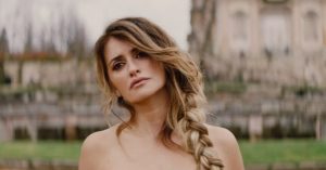 Penélope Cruz Instagram - Esto es un homenaje al tiempo y a las cosas que no queremos que se acaben.. MAÑANA 7PM (NY) 8PM (PR) 9PM (ARG) 6PM (MX) 1AM (ESP)