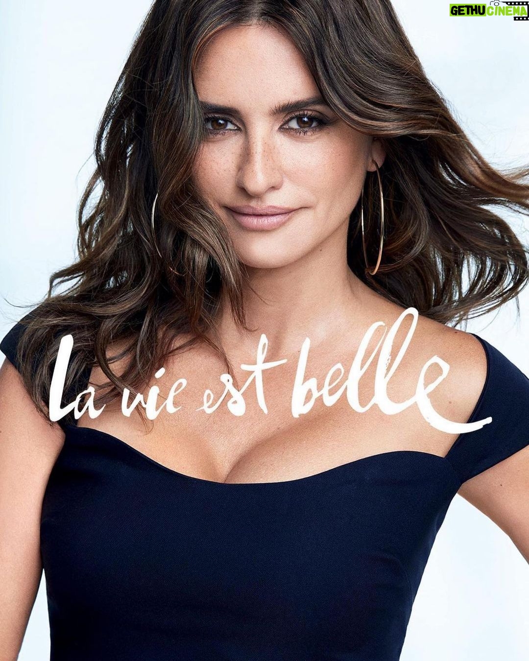 Penélope Cruz Instagram - #lavieestbelle @lancomeofficial 💕 @lilyjcollins @isabellarossellini @hoooooyeony @ayanakamura_officiel @juliaroberts @zendaya @mingey