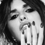 Penélope Cruz Instagram - @elleusa @ferrarithemovie @michaelmannofficial #Repost @elleusa ・・・ "I was walking with my dad after my two first movies had come out at the same time, #JamónJamón and #BelleÉpoque, and a car passed by and a guy screamed, ‘I love you!’ and I swear to you, five minutes later, another car came by and another guy screamed, ‘Fuck you!’ And I looked at my dad and we didn’t say anything. But it was like, Okay. Here, in this moment, is a condensed preview of the nature of fame. And all that love and all that anger, I don’t think one is more dangerous than the other.” Read #PenélopeCruz's February cover story at the link in bio. ELLE: @elleusa Editor-in-chief: Nina Garcia @ninagarcia Photographer: Zoey Grossman @zoeygrossman Stylist: Alex White @alexwhiteedits Writer: Sloane Crosley @sloane_crosley Hair: Pablo Iglesias at NS Management @pabloidbeauty @ns_management_ Makeup: Sofia Tilbury @sofiatilbury Manicure: Maki Sakamoto at The Wall Group @makinaill @thewallgroup Set design: Bette Adams at MHS Artists @betteradams @mhs_artists Production: Day International @dayinternational