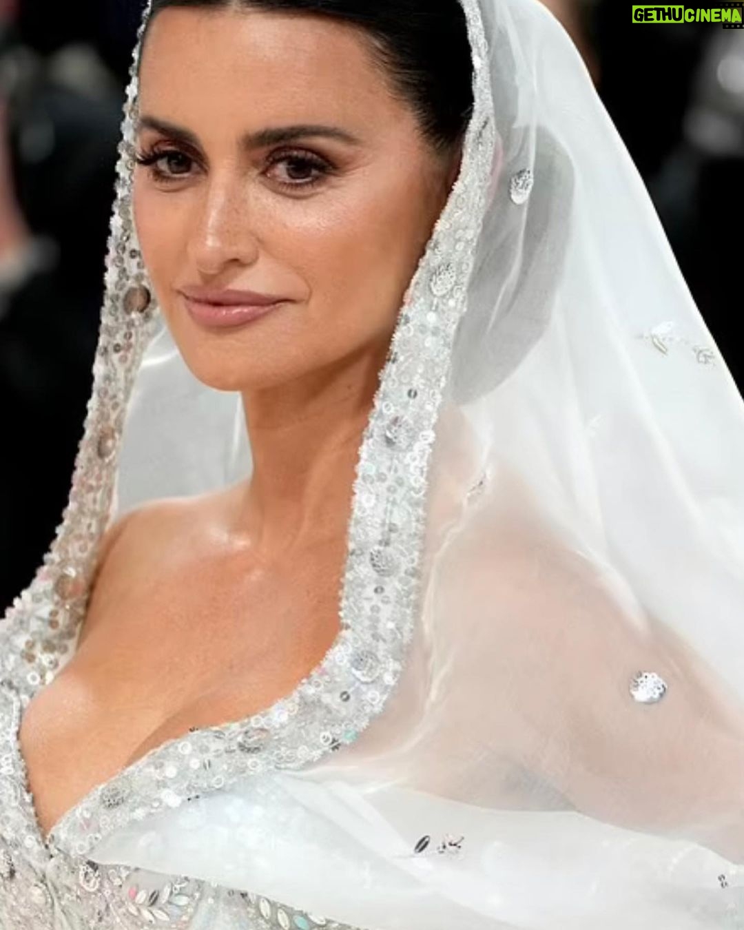 Penélope Cruz - 133.3K Likes - Thank you @charlottetilbury for putting your magic hands on my face! @charlottetilbury @lancomeofficial
