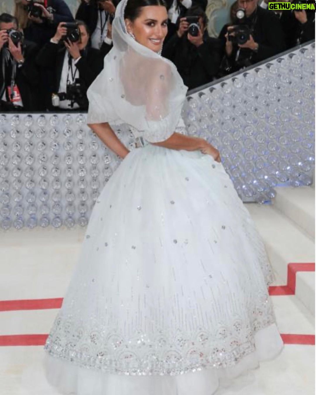 Penélope Cruz Instagram - Thank you #annawintour and @chanelofficial for an incredible night. #metgala2023 #karllagerfeld 💖