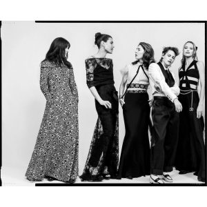 Penélope Cruz Instagram - #chanelfamily 💗  Repost @chanelofficial
・・・
Ambassadors and friends of the House got together to celebrate the opening of The Costume Institute’s exhibition, “Karl Lagerfeld: A Line of Beauty” at The Metropolitan Museum of Art in New York. On this occasion, they posed for a group portrait lensed by Inez & Vinoodh.

#MetGala @MetMusem @MetCostumeInstitute #ALineofBeauty @InezandVinoodh @PenelopeCruzoficial @Dualipa #MargotRobbie @WhitneyPeak @NicoleKidman #MargaretQualley @Gisele #CharlotteCasiraghi @SofiaCoppola #KristenStewart @Angele_vl @MarionCotillard @KendrickLamar @Naomi @JennieRubyJane