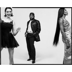 Penélope Cruz Instagram - #chanelfamily 💗  Repost @chanelofficial
・・・
Ambassadors and friends of the House got together to celebrate the opening of The Costume Institute’s exhibition, “Karl Lagerfeld: A Line of Beauty” at The Metropolitan Museum of Art in New York. On this occasion, they posed for a group portrait lensed by Inez & Vinoodh.

#MetGala @MetMusem @MetCostumeInstitute #ALineofBeauty @InezandVinoodh @PenelopeCruzoficial @Dualipa #MargotRobbie @WhitneyPeak @NicoleKidman #MargaretQualley @Gisele #CharlotteCasiraghi @SofiaCoppola #KristenStewart @Angele_vl @MarionCotillard @KendrickLamar @Naomi @JennieRubyJane