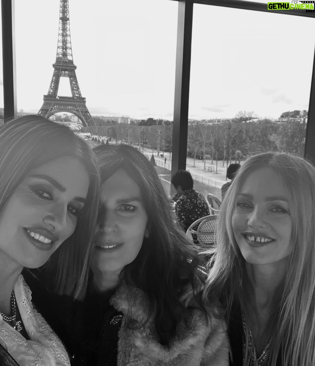 Penélope Cruz Instagram - @chanelofficial 💌 @virginieviard #vanessaparadis