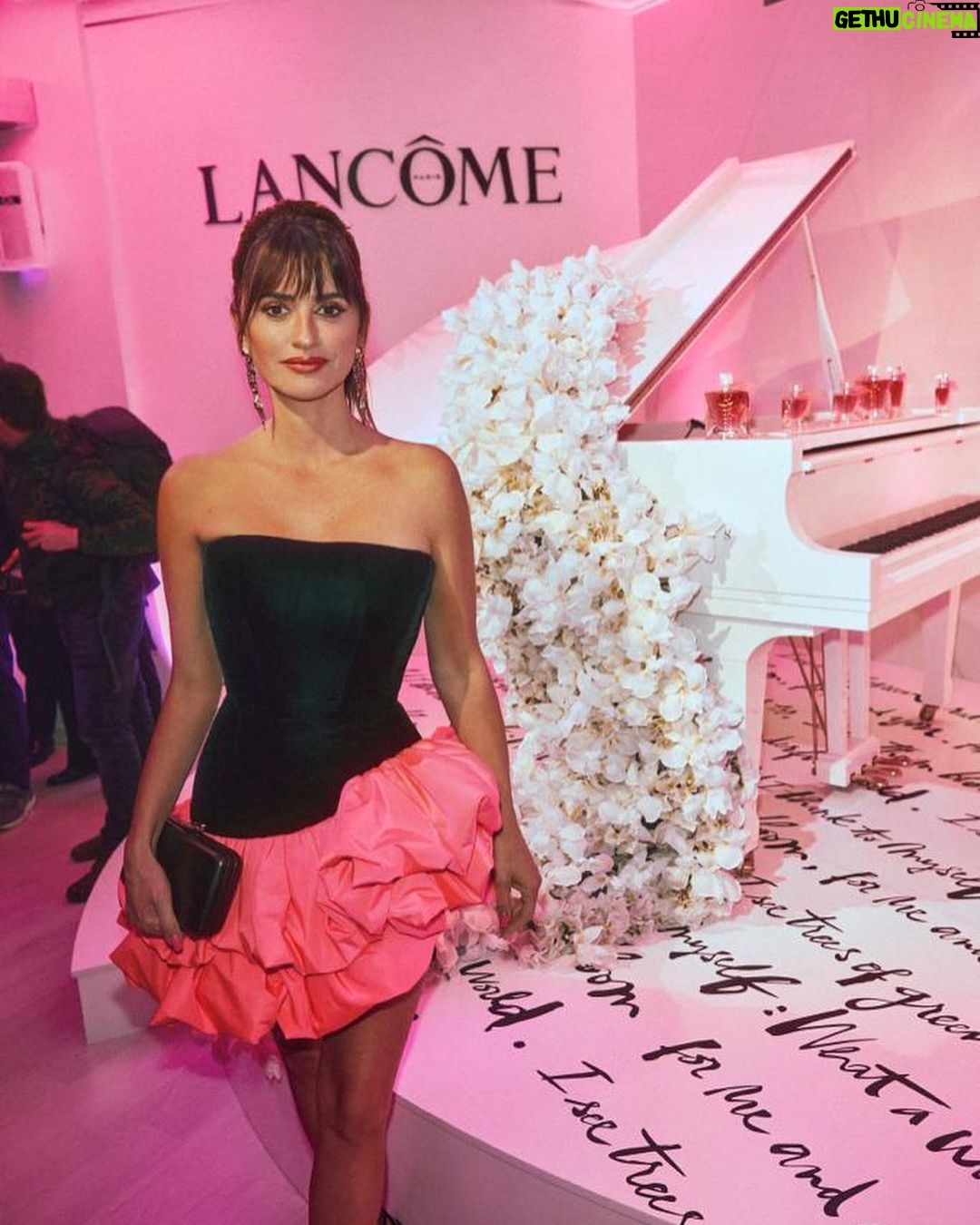 Penélope Cruz - 494K Likes - Last night I had the pleasure of attending Lancôme’s opening party for its first pop-up store in Madrid.
A magical evening celebrating the new campaign of La vie est belle of which I am proud to be an ambassadress.
#Lancome
#TheHappinessHouse
@lancomeofficial 💕💖 Anoche tuve el placer de asistir a la fiesta con la que Lancôme ha inaugurado su primer pop-up store en Madrid,con motivo de la nueva campaña de La vie est belle! Un honor y un orgullo ser embajadora de esta marca durante tantos años. Gracias Lancôme!!! 💖
#Lancôme
#TheHappinessHouse
@Lancomeofficial Photos by @xavigordo