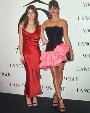 Penélope Cruz Instagram - Last night I had the pleasure of attending Lancôme’s opening party for its first pop-up store in Madrid.
A magical evening celebrating the new campaign of La vie est belle of which I am proud to be an ambassadress. 
#Lancome
#TheHappinessHouse
@lancomeofficial 💕💖 Anoche tuve el placer de asistir a la fiesta con la que Lancôme ha inaugurado su primer pop-up store en Madrid,con motivo de la nueva campaña de La vie est belle! Un honor y un orgullo ser embajadora de esta marca durante tantos años. Gracias Lancôme!!! 💖
#Lancôme 
#TheHappinessHouse
@Lancomeofficial  Photos by @xavigordo