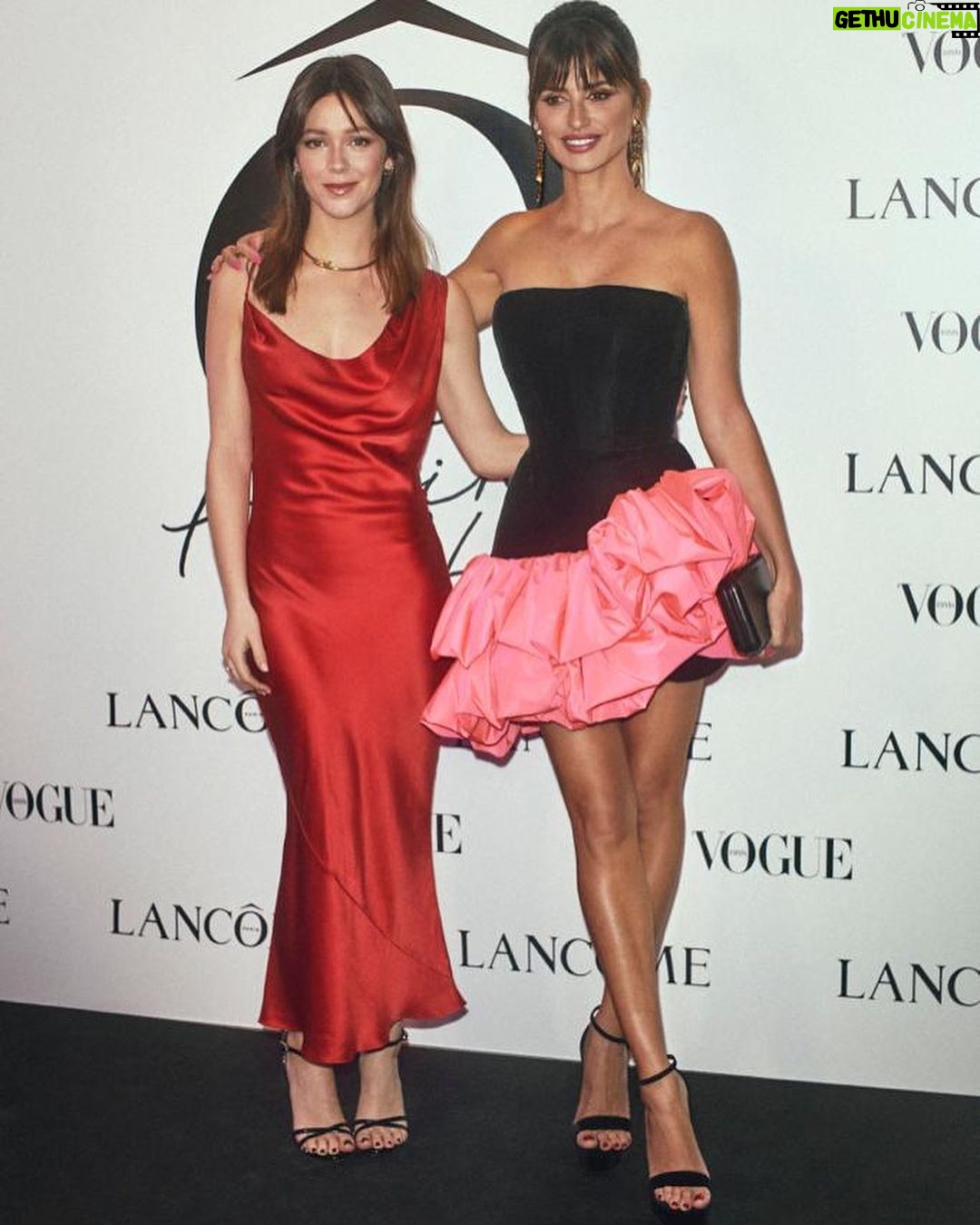 Penélope Cruz - 494K Likes - Last night I had the pleasure of attending Lancôme’s opening party for its first pop-up store in Madrid.
A magical evening celebrating the new campaign of La vie est belle of which I am proud to be an ambassadress.
#Lancome
#TheHappinessHouse
@lancomeofficial 💕💖 Anoche tuve el placer de asistir a la fiesta con la que Lancôme ha inaugurado su primer pop-up store en Madrid,con motivo de la nueva campaña de La vie est belle! Un honor y un orgullo ser embajadora de esta marca durante tantos años. Gracias Lancôme!!! 💖
#Lancôme
#TheHappinessHouse
@Lancomeofficial Photos by @xavigordo