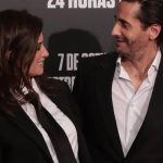 Penélope Cruz Instagram - Gracias amigo mío. Eres muy grande. A los que tenemos la suerte de tenerte en nuestras vidas nunca dejas de sorprendernos. Hasta donde pueden llegar tu generosidad, tu inteligencia y tu gran talento? Creo que no conocen límite ni lo conocerán. Gracias por este precioso e intenso viaje. Uno más de los muchos que nos quedan. Has hecho una película maravillosa. Llena de verdad. No podía ser de otra forma. Muchas felicidades amigo! Y gracias por tanto!! # Repost @juandiegobotto ・・・ En Los Márgenes ya está en los cines. Es el final de un largo viaje. Hemos acompañado esta historia hasta aquí y ahora ya es de los espectadores. Pero este viaje no habría nacido, no se habría materializado ni habría encontrado recorrido de no haber sido por el empeño y el aliento de @penelopecruzoficial. Su determinación para sacar esta historia adelante y su valentía al encarar ese personaje con tanto talento, maestría y riesgo han hecho posible esta historia. Mi gratitud para su inmensa entrega y su inmenso talento. Pronto será ella quien dirija su propio material, estoy seguro. Tiene la mirada para hacerlo. Y mi gratitud también para Luis Tosar porque su generosidad y entrega no conocen límites. Su grandeza como actor es solo empatada por su grandeza como persona.