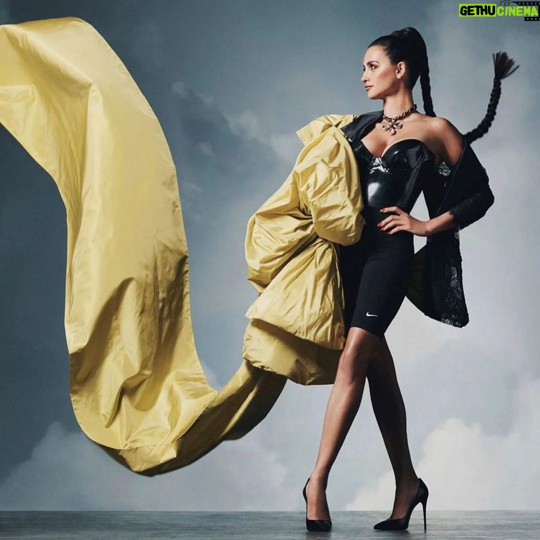 Penélope Cruz Instagram - @voguespain @nedrogers @pabloidbeauty @lancomeofficial
