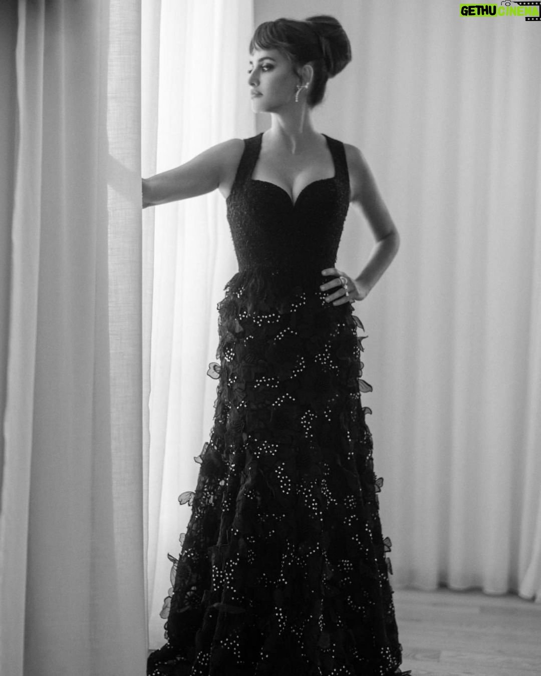 Penélope Cruz Instagram - @chanelofficial 🖤🖤 #Repost @chanelofficial ・・・ During the 79th Venice International Film Festival, actress and House ambassador Penélope Cruz attended the premiere of ‘En los márgenes’ by Juan Diego Botto as producer and leading actress. On this occasion, she wore a look from the CHANEL Fall-Winter 2022/23 Haute Couture collection. The actress also wore CHANEL High Jewellery pieces. #CHANELandCinema #CHANELinVenice #CHANEL @LaBiennale #BiennaleCinema2022 #Venezia79 @PenelopeCruzOficial #PenelopeCruz #CHANELHauteCouture #CHANELHighJewelry