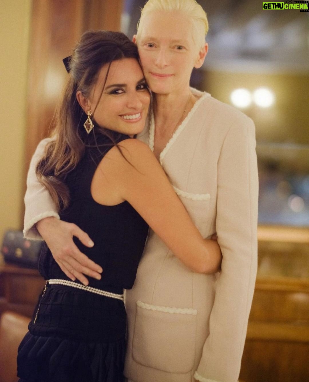 Penélope Cruz Instagram - Tilda!!!❤️ @chanelofficial