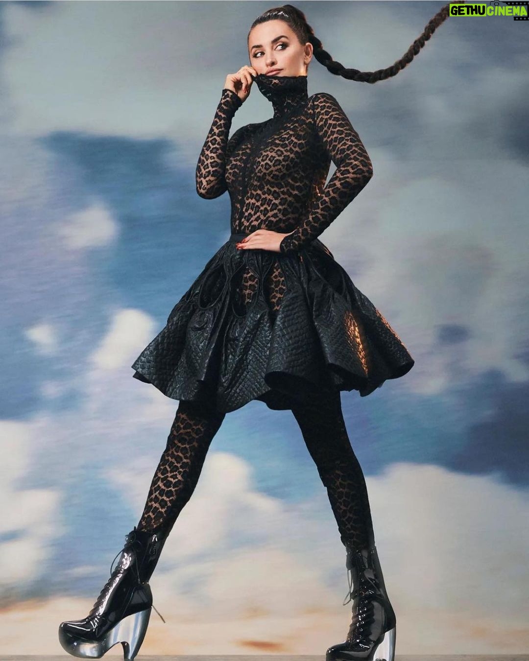 Penélope Cruz Instagram - @voguespain @nedrogers @pabloidbeauty #enlosmárgenes