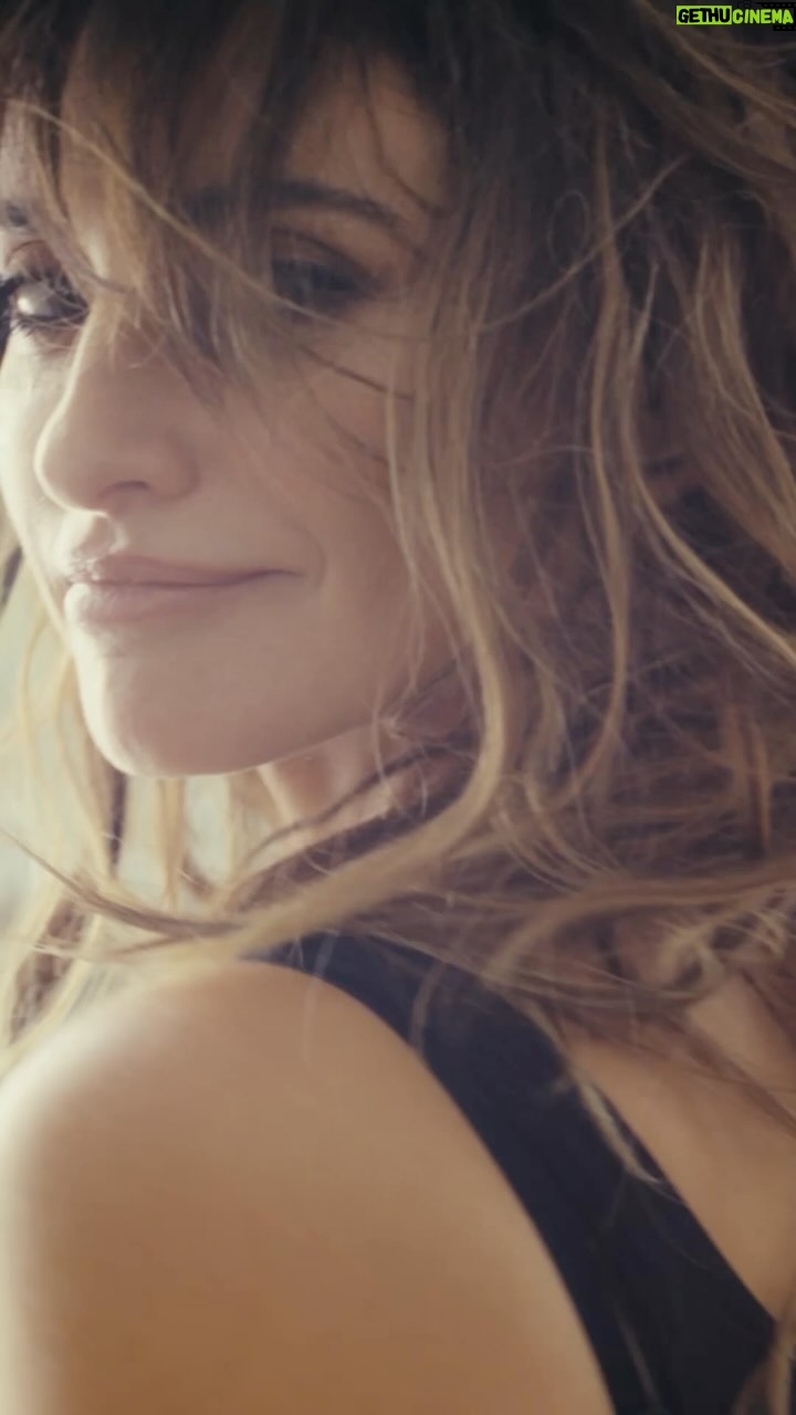 Penélope Cruz Instagram - So happy to continue this journey that started last year with @geox. This collaboration celebrates all contemporary women who embrace their daily routine with style, comfort, and versatility. 💕💕 @graysorrenti @geox