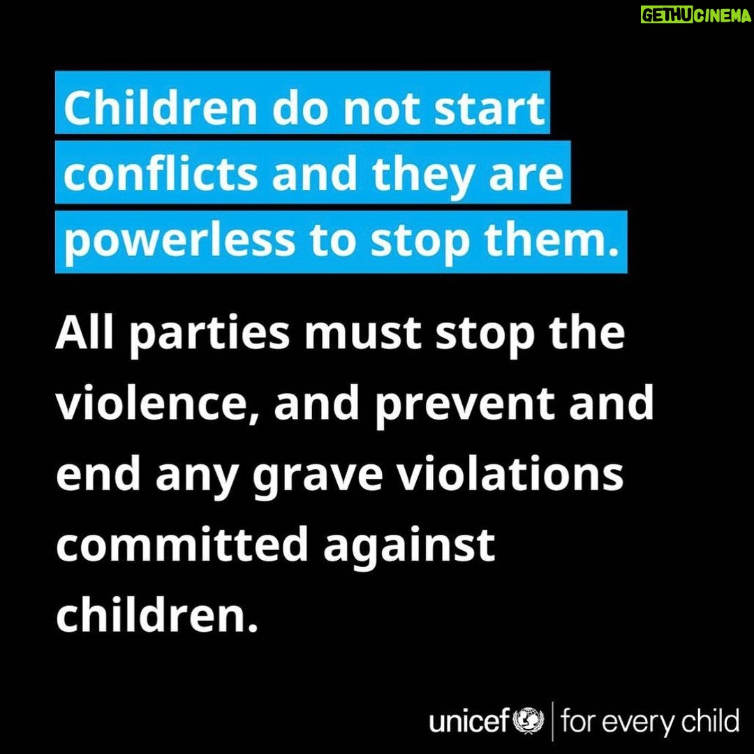 Penélope Cruz Instagram - Bebés que nacen con su vida ya rota. Madres que dan a luz en las peores condiciones imaginables. Los recién nacidos y las mujeres son los más vulnerables y los que se están llevando la peor parte de este conflicto, del que no son responsables. La situación empeora cada hora para ellos y ellas. Me uno a @unicef_es para pedir un alto el fuego inmediato, la liberación de todos los rehenes israelíes, acceso humanitario continuado y la solidaridad de todos. Podéis apoyar la necesaria respuesta humanitaria de UNICEF en Gaza en su web (www.unicef.es) o en el link de mi bio. Entre todos podemos evitar una catástrofe aún mayor para las niñas y los niños.