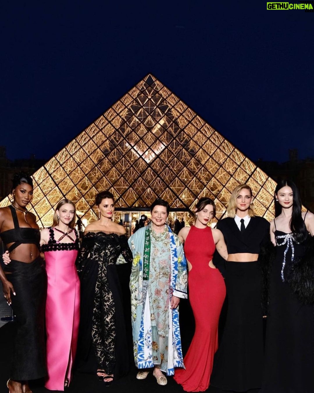 Penélope Cruz Instagram - Noche mágica con @lancomeofficial #lancomexlouvre 🌸💓