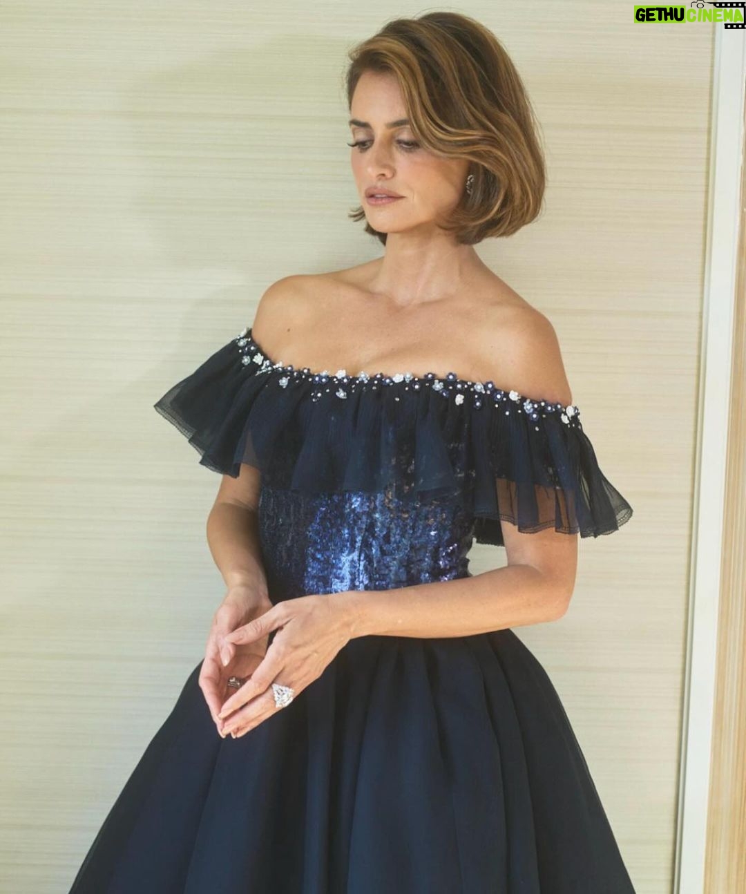 Penélope Cruz Instagram - Thank you @chanelofficial for this incredible dress ❤️ @sagawards @virginieviard #chanelhighjewelry