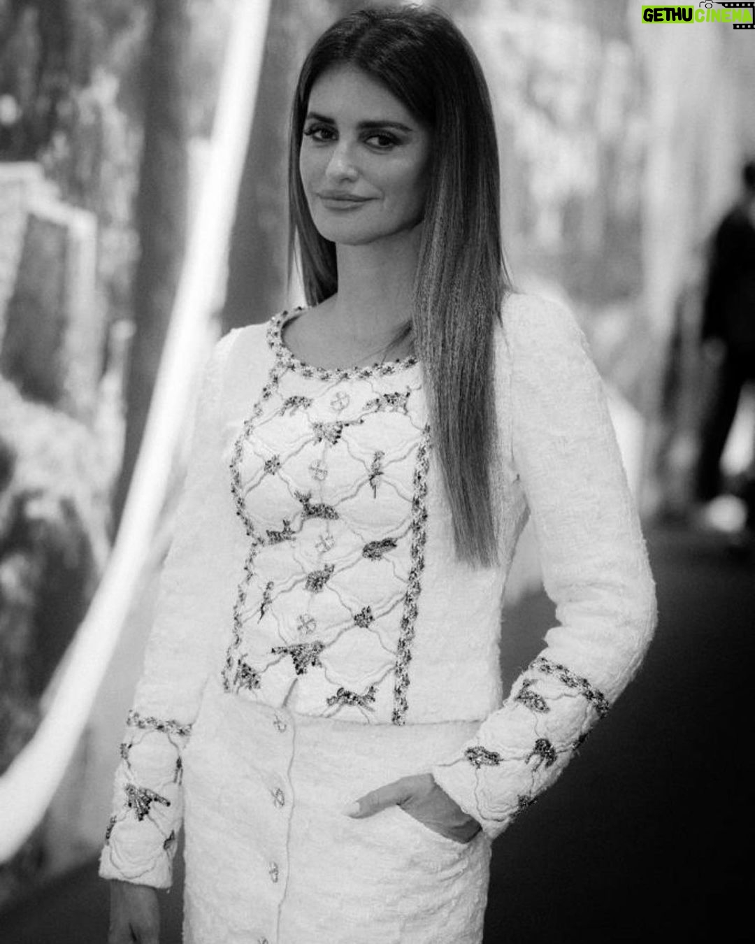Penélope Cruz Instagram - Merci @chanelofficial 😍Another incredible collection !! Congratulations @virginieviard 🩵💕