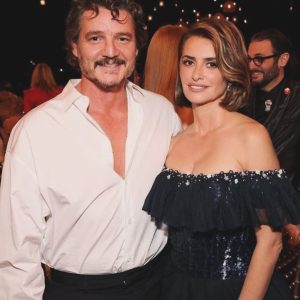 Penélope Cruz Instagram - Felicidades Pedrito!!!! @pascalispunk @sagawards