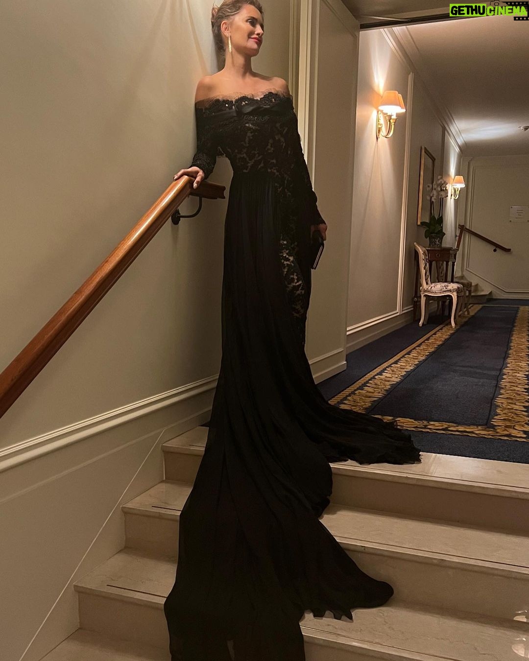 Penélope Cruz Instagram - Noche mágica con @lancomeofficial #lancomexlouvre 🌸💓