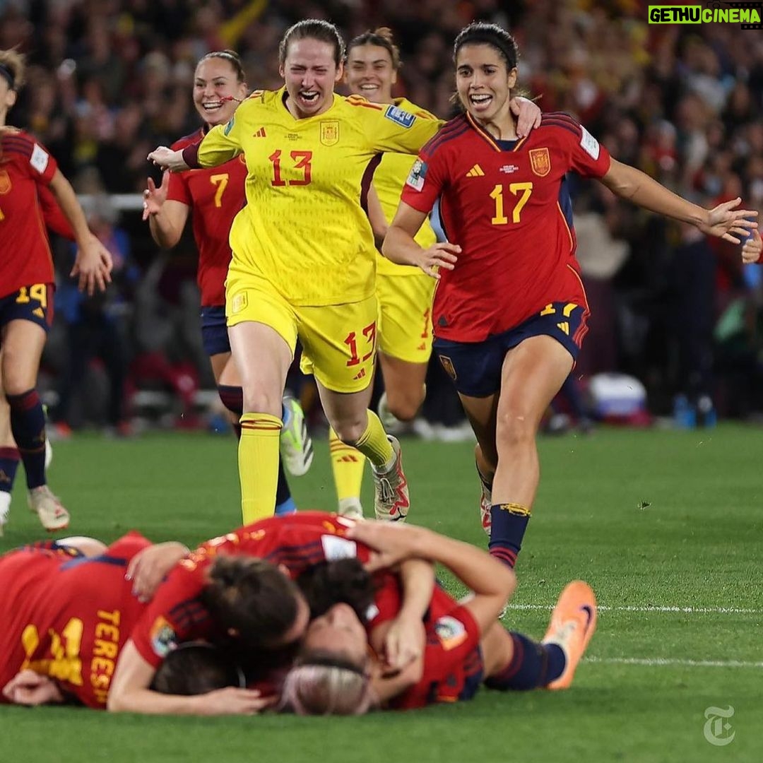 Penélope Cruz Instagram - Qué orgullo y qué alegría!!! Felicidades campeonas! 🇪🇸 ❤️❤️