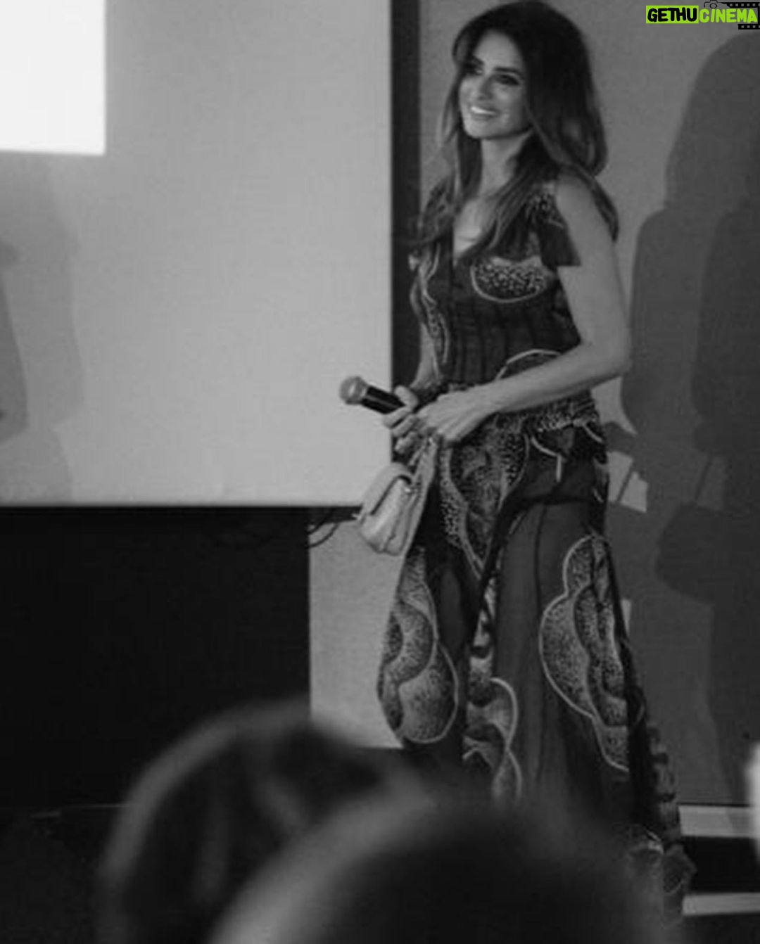 Penélope Cruz Instagram - Last week at the @festivalnouvellesvagues #biarritz presenting our film #enlosmárgenes 🎥 Now playing in France! Thank you @chanelofficial 🤍