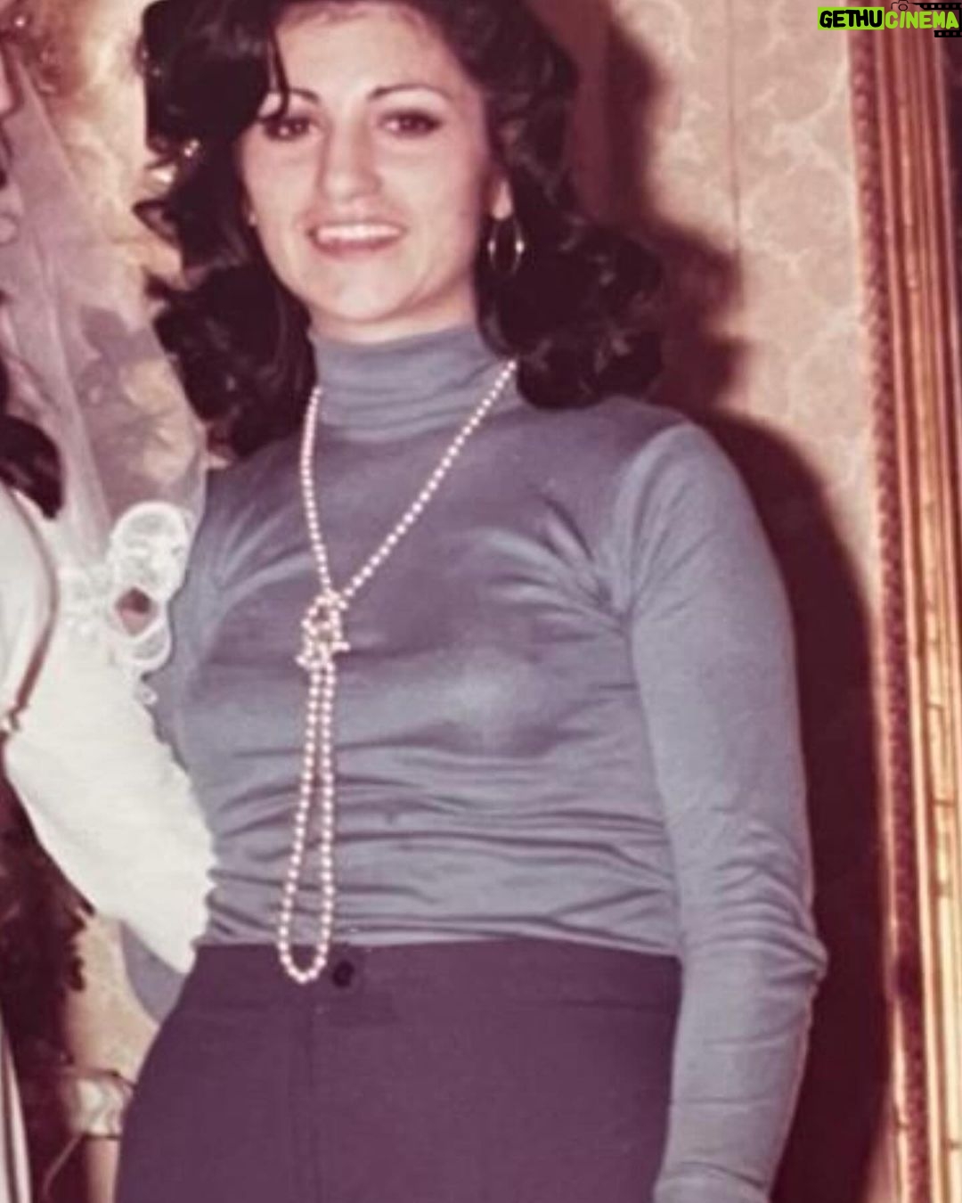 Penélope Cruz Instagram - Con esta foto de la mujer que más me ha enseñado y que más me asombra cada día, os deseo a todas un feliz día Internacional de la MUJER. Feliz día, mes, año y FElIZ VIDA. 💕💕💕💕💕💕💕💕#8 #mamá #mujeres