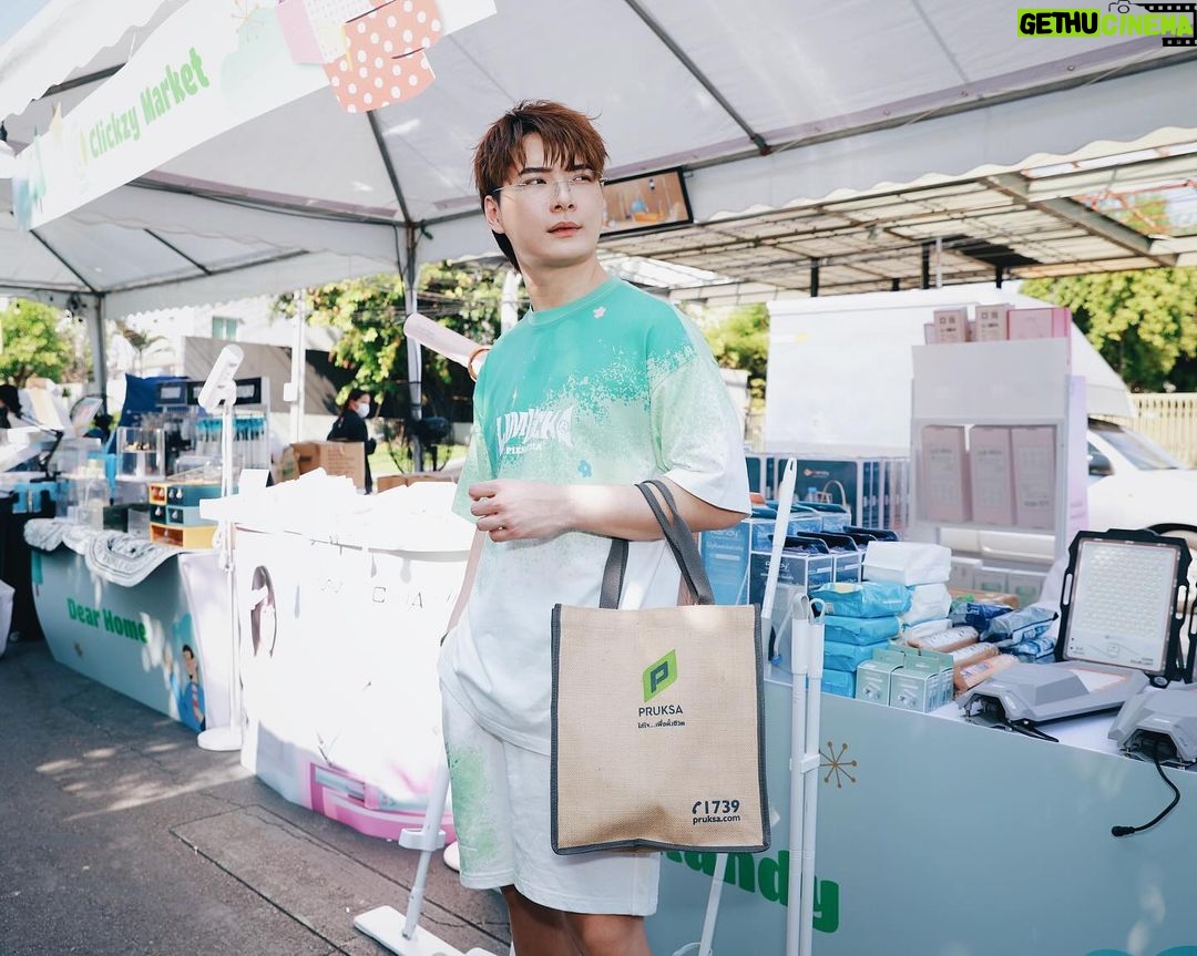 Perawat Sangpotirat Instagram - มาสุขส่งท้ายปีใหม่นี้ 🎉 กับ Pruksa Live well Stay well Market Fest เป็นลูกบ้านพฤกษาเค้าดีจริงๆ เพราะพฤกษาเค้าใส่ใจในรายละเอียดการใช้ชีวิตเพื่อให้ทุกชีวิต “อยู่ดีมีสุข” งานนี้เค้ายกขบวนสินค้า บริการและกิจกรรมมากมายถึงที่บ้านเลยครับ 🎁 อย่างงานนี้คริสเองก็ได้ทั้งมาช้อปปิ้ง มากินอาหารอร่อยๆ ได้ลองเล่นเทคโนโลยี Smart Home และได้ตรวจสุขภาพฟรีด้วยนะ ผลออกมาแข็งแรงดีครับ และก็ได้มาบริจาคของด้วยเพื่อส่งต่อความสุข เรียกได้ว่าครบทั้งคุณภาพชีวิตดีๆ สุขภาพดี และสังคมที่ดีเลย คริสเห็นลูกบ้านออกมาร่วมงานกันเยอะมากๆ รู้สึกประทับใจแทนเลย ที่มีงานที่ทั้งสุขและสนุกแบบนี้ พิเศษสุด!! ตอนนี้ใครสนใจอยากแนะนำเพื่อนให้มาเป็นลูกบ้านพฤกษาต้องรีบแล้วนะ เพราะจะได้ค่าแนะนำสูงสุดถึง 1ล้านบาทเลย ลองไปดูได้ที่ www.pruksa.com หรือโทร 1739 #พฤกษาอยู่ดีมีสุข #พฤกษาใส่ใจเพื่อทั้งชีวิต #PruksaLivewellStaywell #PruksaLiveWellStayWellEvent Pruksa Avenue Pattanakarn Family