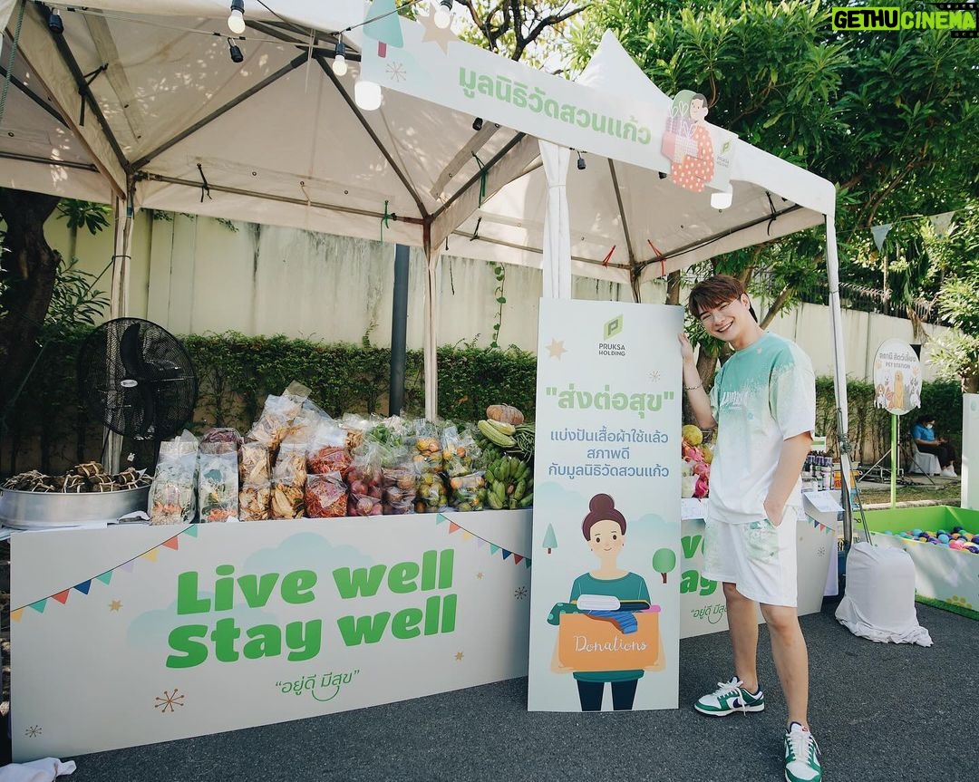 Perawat Sangpotirat Instagram - มาสุขส่งท้ายปีใหม่นี้ 🎉 กับ Pruksa Live well Stay well Market Fest เป็นลูกบ้านพฤกษาเค้าดีจริงๆ เพราะพฤกษาเค้าใส่ใจในรายละเอียดการใช้ชีวิตเพื่อให้ทุกชีวิต “อยู่ดีมีสุข” งานนี้เค้ายกขบวนสินค้า บริการและกิจกรรมมากมายถึงที่บ้านเลยครับ 🎁 อย่างงานนี้คริสเองก็ได้ทั้งมาช้อปปิ้ง มากินอาหารอร่อยๆ ได้ลองเล่นเทคโนโลยี Smart Home และได้ตรวจสุขภาพฟรีด้วยนะ ผลออกมาแข็งแรงดีครับ และก็ได้มาบริจาคของด้วยเพื่อส่งต่อความสุข เรียกได้ว่าครบทั้งคุณภาพชีวิตดีๆ สุขภาพดี และสังคมที่ดีเลย คริสเห็นลูกบ้านออกมาร่วมงานกันเยอะมากๆ รู้สึกประทับใจแทนเลย ที่มีงานที่ทั้งสุขและสนุกแบบนี้ พิเศษสุด!! ตอนนี้ใครสนใจอยากแนะนำเพื่อนให้มาเป็นลูกบ้านพฤกษาต้องรีบแล้วนะ เพราะจะได้ค่าแนะนำสูงสุดถึง 1ล้านบาทเลย ลองไปดูได้ที่ www.pruksa.com หรือโทร 1739 #พฤกษาอยู่ดีมีสุข #พฤกษาใส่ใจเพื่อทั้งชีวิต #PruksaLivewellStaywell #PruksaLiveWellStayWellEvent Pruksa Avenue Pattanakarn Family