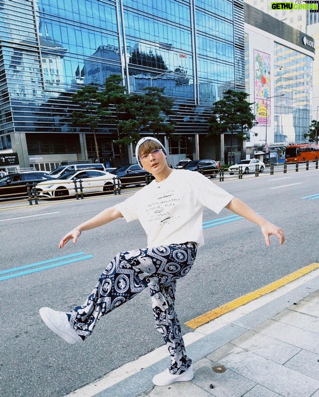 Perawat Sangpotirat Instagram - 💙🐘🐘💙 Myeong-Dong, Seoul, South Korea