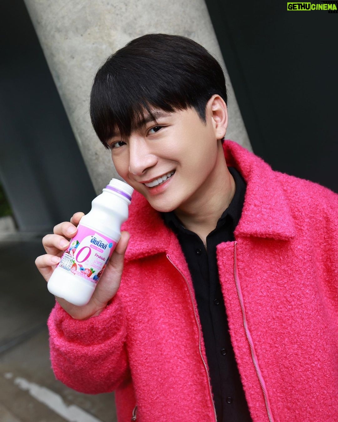 Perawat Sangpotirat Instagram - อัปเดตก่อนใครๆ นมเปรี้ยวดัชมิลล์ 0% ไขมัน ออกรสใหม่แล้วนะ!! รสเวรี่เบอร์รี 🍇🍓🫐 �😋 รสชาติความอร่อยที่ไม่เหมือนใคร เปรี้ยวหวาน อร่อย ลงตัว ใครๆ ก็ดื่มได้ “น้ำตาลน้อย ไขมัน 0% และมีโพรไบโอติก เหมาะกับคนที่ใส่ใจสุขภาพ “ ดื่มนมเปรี้ยวสิดี สามารถหาซื้อได้ก่อนใครที่ 📍7-Eleven ทุกสาขาใกล้บ้าน หรือซื้อกับหนุ่มสาวดัชมิลล์ทั่วประเทศได้เลยย มาใหม่แบบนี้ต้องลองนะครับ รสเวรี่เบอร์รี พิเศษสุดๆ LIMITED EDITION หมดแล้ว หมดเลยนะคร้าบบบบ ! 🥰 �#นมเปรี้ยวสิดี #บูสต์ความสดชื่นสุขภาพดีทุกช่วงเวลา #อร่อยน้ำตาลน้อย #DutchMillVeryBerry0% #DUTCHMILL