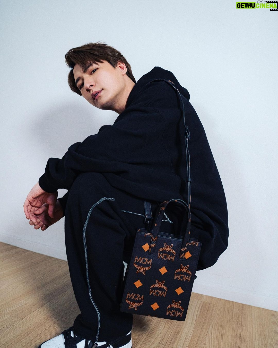 Perawat Sangpotirat Instagram - 😎 Black Maxi Monogram @mcmthailand #mcmthailand