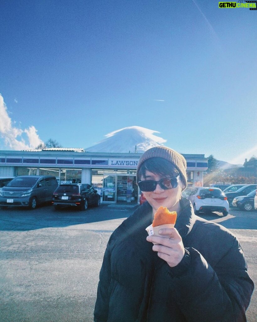 Perawat Sangpotirat Instagram - LAWSON FRIED CHICKEN HOT & FUJI SAN 🍗🇯🇵🗻 #จบคอนเสิร์ตกินวันละ5ชิ้น 😭🤣 Lake Kawaguchi