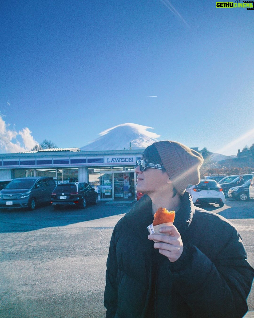 Perawat Sangpotirat Instagram - LAWSON FRIED CHICKEN HOT & FUJI SAN 🍗🇯🇵🗻 #จบคอนเสิร์ตกินวันละ5ชิ้น 😭🤣 Lake Kawaguchi