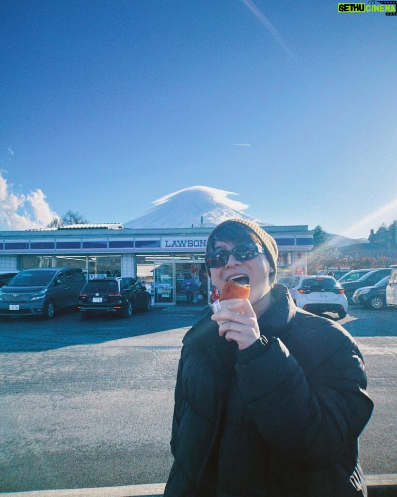 Perawat Sangpotirat Instagram - LAWSON FRIED CHICKEN HOT & FUJI SAN 🍗🇯🇵🗻 #จบคอนเสิร์ตกินวันละ5ชิ้น 😭🤣 Lake Kawaguchi