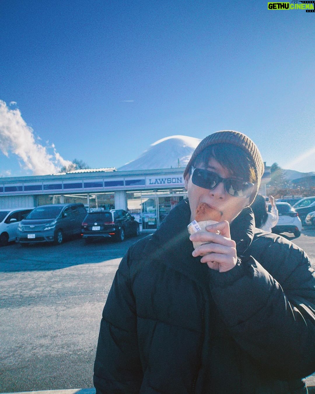 Perawat Sangpotirat Instagram - LAWSON FRIED CHICKEN HOT & FUJI SAN 🍗🇯🇵🗻 #จบคอนเสิร์ตกินวันละ5ชิ้น 😭🤣 Lake Kawaguchi