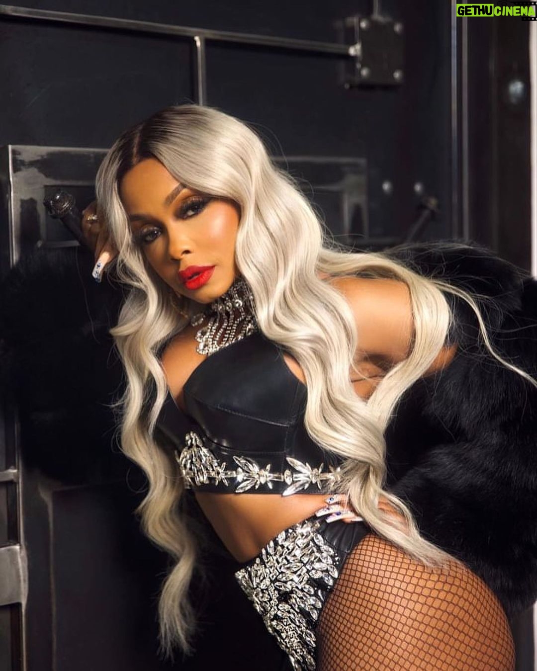 Phaedra Parks - 50.8K Likes - Classics never get old. #HappyBirthday to me!
#grateful #happy and always #humble Thank you Lord for another year 🙌🏾🎂🎉
📸: @brucetookit
👙: @theivyshowroom
💇🏼♀️: @kendrasboutique
@jacorean_
🎨: @tomilolaofbiggles