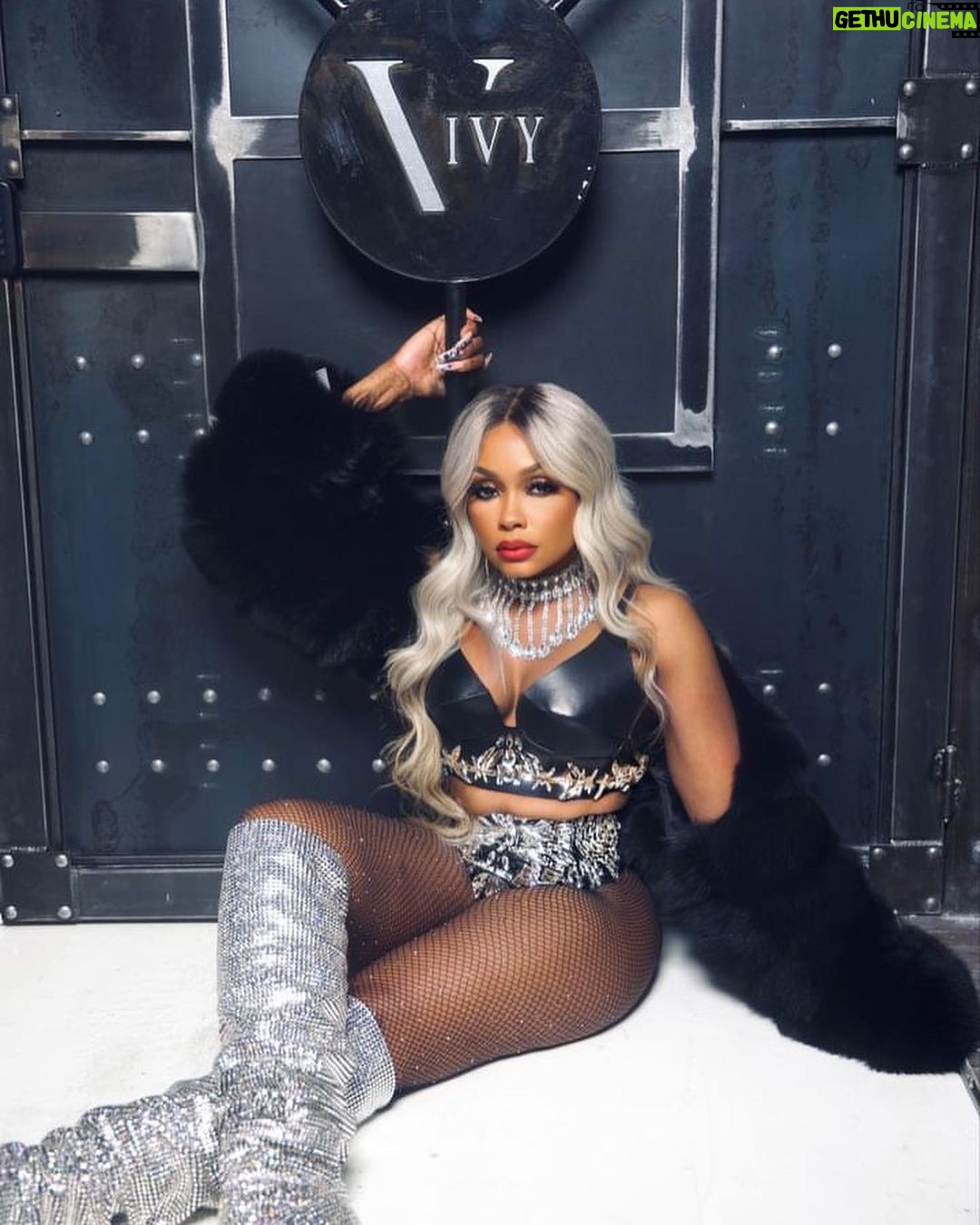 Phaedra Parks Instagram - Classics never get old. #HappyBirthday to me! #grateful #happy and always #humble Thank you Lord for another year ππΎππ πΈ: @brucetookit π: @theivyshowroom ππΌββοΈ: @kendrasboutique @jacorean_ π¨: @tomilolaofbiggles