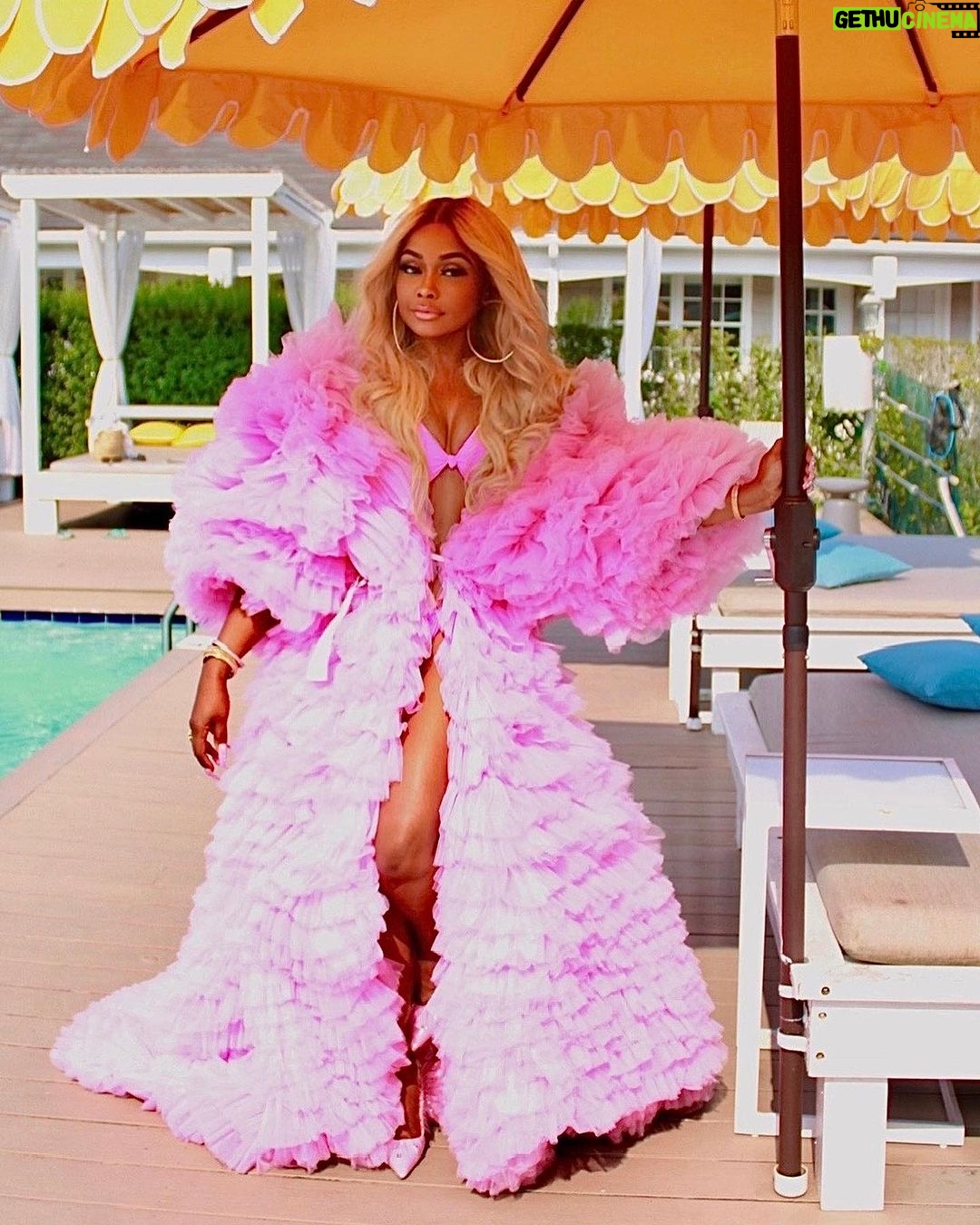Phaedra Parks Instagram - Pink is my signature color πalways the flamingo in a flock of pigeons 𦩠#3flamingos #girlfriends Stylist: @fiskanistyle π: @theivyshowroom Thank you @People @sullivanmarisa @capri_southampton @adrianeschwartz @highlowhostess for making our #Hamptons #girlstrip #fabulous ππ Hamptons, NY