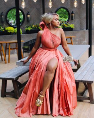 Phaedra Parks Instagram - A girl should be two things: classy & fabulous. ~Coco Chanel

🎨: @makeupmadnessbycherry 
💇🏽‍♀️: @beehyvebeauti 
👗: @theivyshowroom 
Styled by: @fiskanistyle