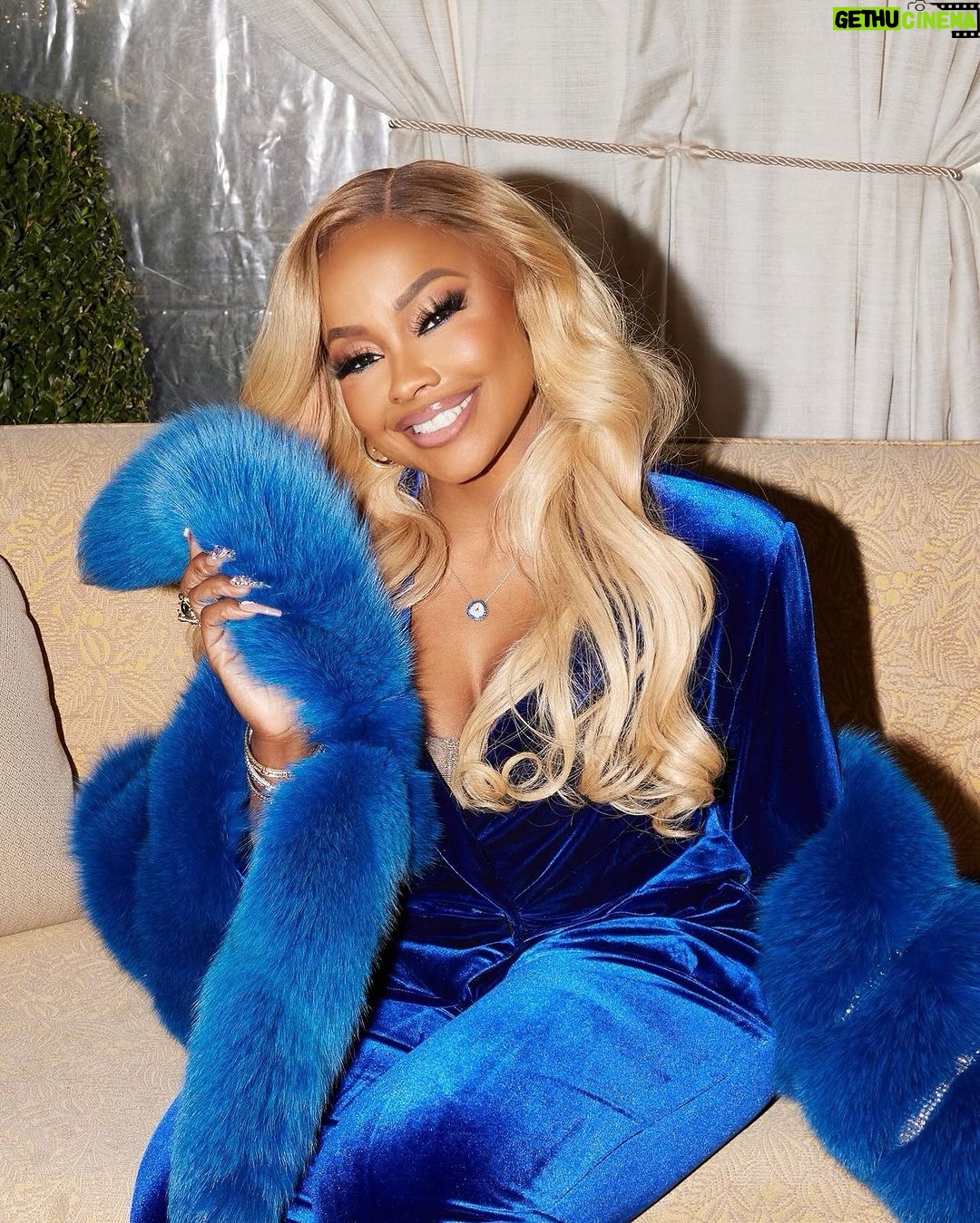Phaedra Parks Instagram - Sheβs a breakout girl! ππ Thanks for all the tremendous support & my new #TraitorsUS @thetraitors.us family! THANK YOU @time @gq @blackenterprise @rollingstone @blackgirlsrock for all the amazing articles and mentions. Go check out the full articles! More to comeeee. ππ½ββοΈ: @tb_hairstylist @kendrasboutique π¨: @makeupbylatisha π₯: @fiskanistyle @theivyshowroom #grateful #booked & very #busy #highlyfavored New York, New York
