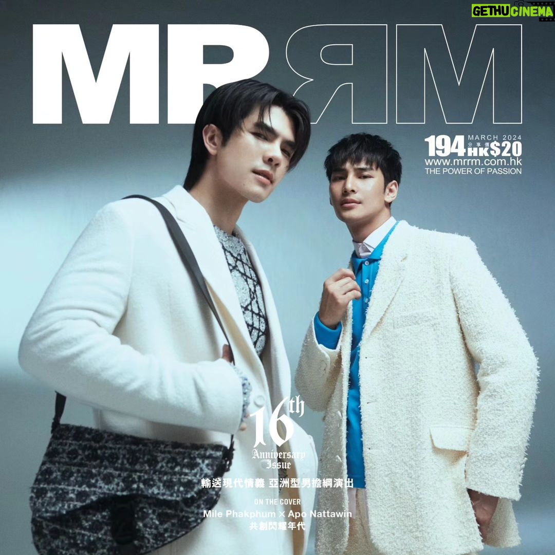 Phakphum Romsaithong Instagram - 【MR│Cover】Mile Phakphum X Apo Nattawin 共創閃耀年代 去年泰劇《KinnPorsche The Series》(黑幫少爺愛上我)不但引來全球狂熱,亦為觀眾帶來MileApo這對黃金組合。繼電影《Man Suang》(情牽浮生戲)後,他們將再次同框,在新劇《Shine》中刷出新火花,為觀眾展現各自不同的一面。在《MR》的16週年,我們邀請到兩位泰國男神Mile Phakphum(張澤毅)及Apo Nattawin(陳立波),分享他們在戲裏戲外的「兄弟情誼」。 《MR》16週年號為大家帶來特別驚喜:不只有Mile Apo各自的單人封面及雙人封面,一共三種封面讓大家選擇;內頁更有獨特的菲林式設計,內藏一張Mile Apo的九格寶麗來照片,背面更印有兩位男神的簽名合照,與讀者一同紀念《MR》16週年這個重要時刻。 @milephakphum @apo555 @Dior @beoncloud.official #mrrmhk #cover #三月號 #16週年 #16thanniversary #Mile #MilePhakphum #張澤毅 #张泽毅 #ภาคภูมิร่มไทรทอง #Apo #ApoNattawin #陳立波 #陈立波 #ณัฐวิญญ์วัฒนกิติพัฒน์ #MileApo #Dior #DiorSummer24 #黑幫少爺愛上我 #黑帮少爷爱上我 #KinnPorscheTheSeries #ManSuang #情牽浮生戲 #Shine #star #BeOnCloud