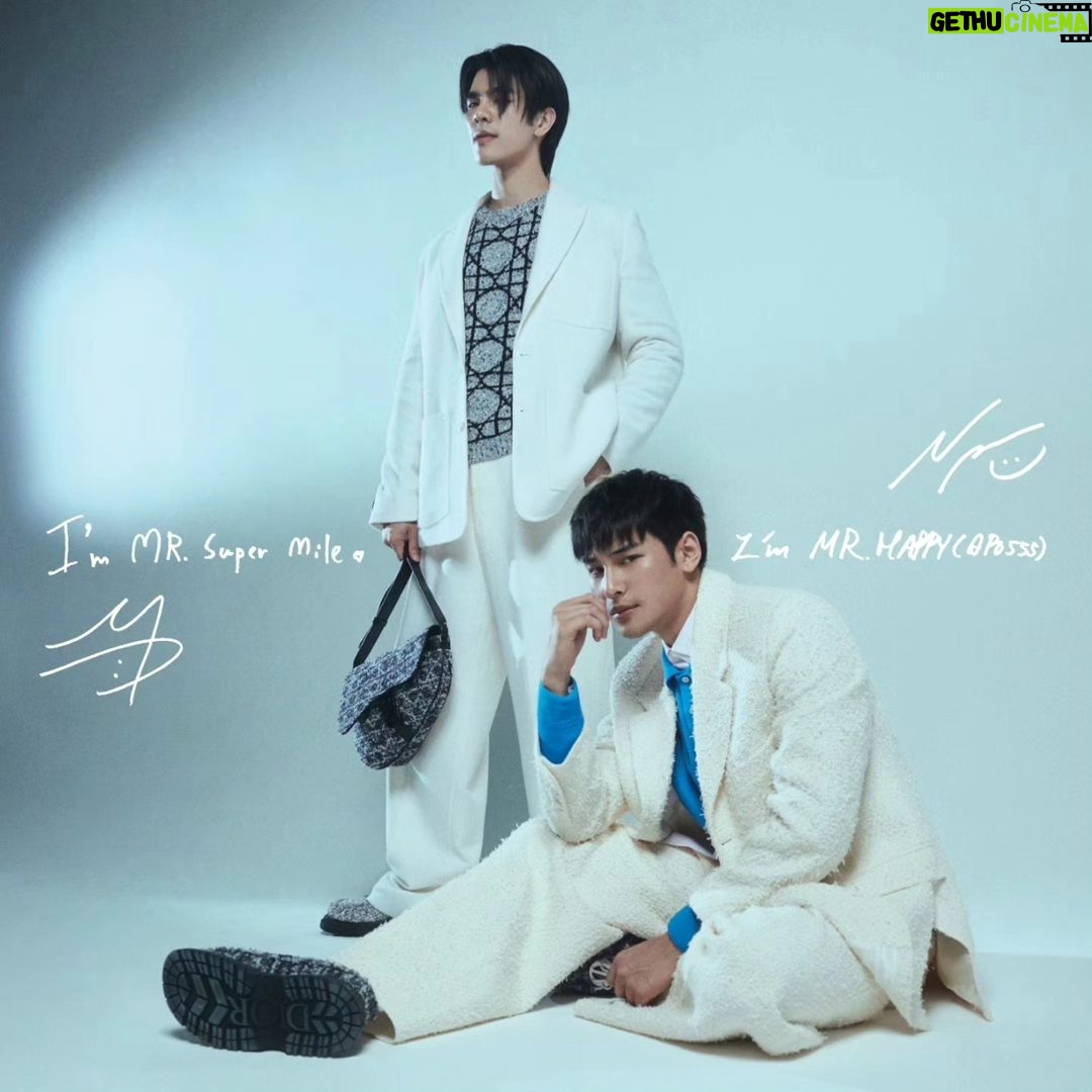 Phakphum Romsaithong Instagram - 【MR│Cover】Mile Phakphum X Apo Nattawin 共創閃耀年代 去年泰劇《KinnPorsche The Series》(黑幫少爺愛上我)不但引來全球狂熱,亦為觀眾帶來MileApo這對黃金組合。繼電影《Man Suang》(情牽浮生戲)後,他們將再次同框,在新劇《Shine》中刷出新火花,為觀眾展現各自不同的一面。在《MR》的16週年,我們邀請到兩位泰國男神Mile Phakphum(張澤毅)及Apo Nattawin(陳立波),分享他們在戲裏戲外的「兄弟情誼」。 《MR》16週年號為大家帶來特別驚喜:不只有Mile Apo各自的單人封面及雙人封面,一共三種封面讓大家選擇;內頁更有獨特的菲林式設計,內藏一張Mile Apo的九格寶麗來照片,背面更印有兩位男神的簽名合照,與讀者一同紀念《MR》16週年這個重要時刻。 @milephakphum @apo555 @Dior @beoncloud.official #mrrmhk #cover #三月號 #16週年 #16thanniversary #Mile #MilePhakphum #張澤毅 #张泽毅 #ภาคภูมิร่มไทรทอง #Apo #ApoNattawin #陳立波 #陈立波 #ณัฐวิญญ์วัฒนกิติพัฒน์ #MileApo #Dior #DiorSummer24 #黑幫少爺愛上我 #黑帮少爷爱上我 #KinnPorscheTheSeries #ManSuang #情牽浮生戲 #Shine #star #BeOnCloud