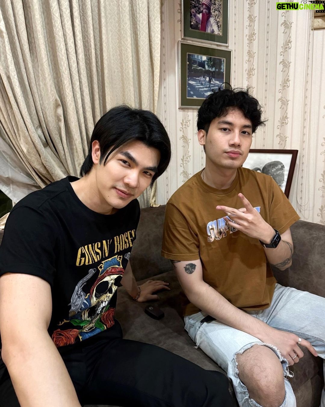 Phakphum Romsaithong Instagram - ,,, เยี่ยมบ้านสุขพิมาย พี่เสก-พี่กานต์ ครอบครัว และ พี่ๆLoso พร้อมครอบครัว สนุกสนานอบอุ่นครับ^^ ,,, Loso คือ วง Rock N’ Roll ไทยที่พูดได้เต็มปากว่าเป็น “ตำนานที่ยังหายใจอยู่(แบบเก๋าๆ)” ตามธรรมเนียมครับ ชวนถ่ายภาพรวมสไตล์ลัทธิ 2 นิ้วเบียด😜 (รูปที่2) ดีใจที่ได้เจอน้องเสือ และ เพื่อนๆสมัยที่ทำเพลงค่าย Luster พี่แม้ว Nana พี่บอล พี่เก๋ น้องกาก้า 10ปี รู้สึกเหมือน 10เดือน เวลาผ่านไปไวมากก ขอบคุณพี่ใหญ่Loso และ พี่แป๋วมากๆเลยครับสำหรับ Original CD Loso Album ทั้งแผ่นตัดโปรโมท และ เต็มอัลบั้ม หลายชุดเลยแผ่น Original ตั้งแต่ยุค พ.ศ. 2539 ช่วง Music More คลาสิคมากๆ ได้บรรยากาศสมัยเด็กที่ห้างของที่บ้านจะได้ CD โปรโมทมาแล้วเราขอแบ่งมาฟังที่บ้านเป็นประจำ☺️ และ ขอบคุณพี่กานต์สำหรับ Vinyl Loso 2 ชุด พร้อมให้พี่ๆ Loso เซ็นต์ให้ For “MP 15.15” ไว้เป็นระลึก กลับไปเปิดฟังสนุกสนานได้ฟีลสุดๆ ปล.ดีใจที่เห็นพี่ๆทุกคนสบายกายสบายใจดีมากแบบนี้ครับ:) ลงไว้เป็นที่ระลึกและมิตรภาพที่น่ารักเสมอ💚 19/02/67 . . #Loso Bangkok, Thailand