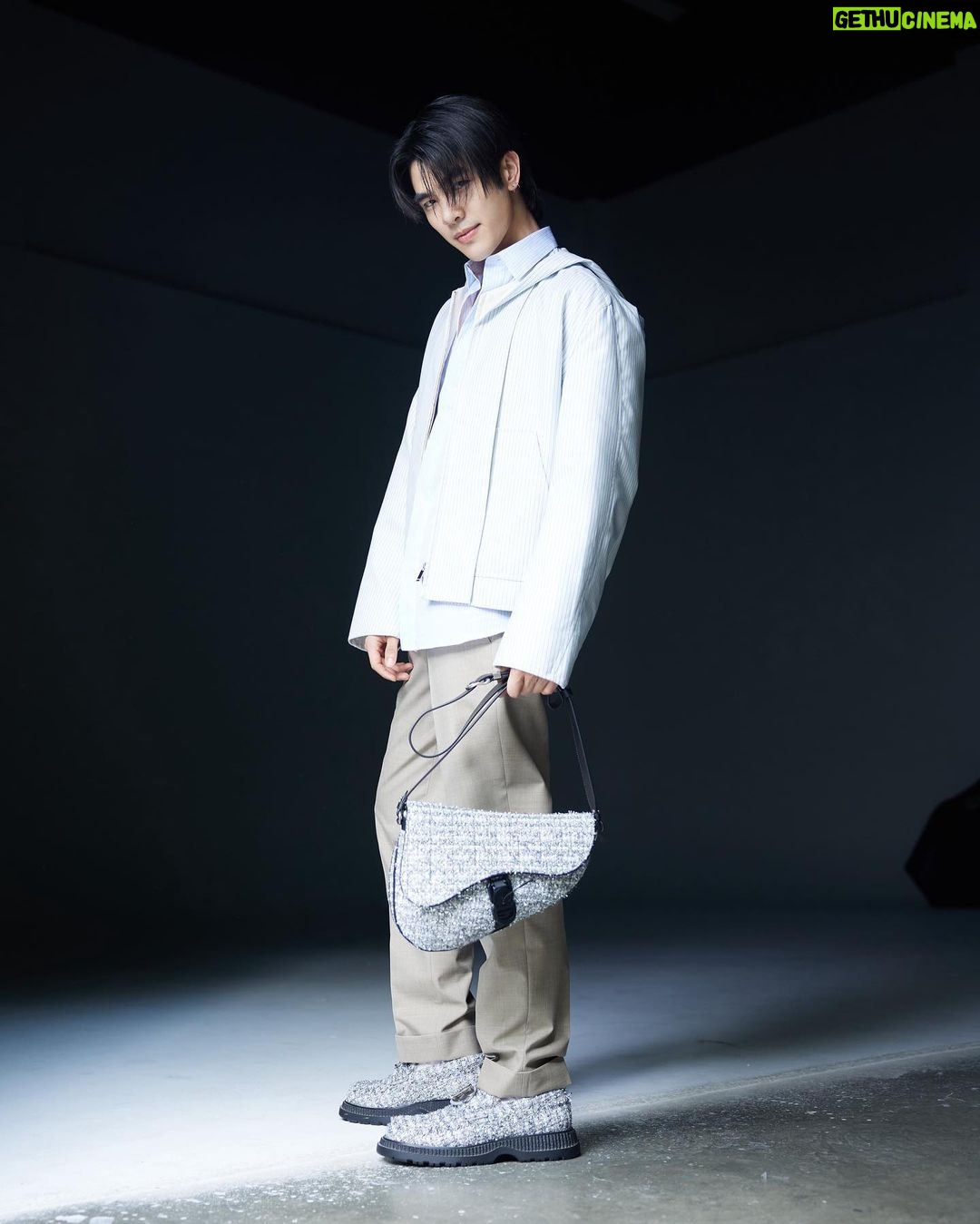 Phakphum Romsaithong Instagram - ,,, เป็นการถ่ายรูปที่ใช้สมาธิสูงที่สุดในรอบหลายปี เพราะช่างหน้า ช่างผม แซวหนักมากแซวไม่หยุด แซวไม่หย่อน555 || โชคดีที่ชุดสวย เลยถ่ายออกมายังไงภาพก็สวย😛 ,,, @Dior . . #DiorSummer24 Bangkok, Thailand