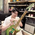 Phakphum Romsaithong Instagram – ,,, ขอบคุณสำหรับรูปภาพสวยๆที่ถ่ายและแท็คกันมาให้ดูเสมอทุกๆงานเลยนะครับ:) 

ได้ภาพคู่น้อง “งูพลอดรัก1992” สวยๆพร้อมคนเล่นมาหลายใบเลย:)

ถอยน้องกีต้าร์งูเขียวคู่ งูพลอดรัก1992 มาใหม่เพื่องานนี้โดยเฉพาะ+เป็นของขวัญวันเกิดให้ตัวเองในโอกาสที่จะถึง🌹🐉💚 

ตัวนี้เล็งมาปีกว่าๆแล้ว ลังเลแล้วลังเลอีกเพราพไม่รู้จะได้ใช้โอกาสไหน พอเจอตีมปีใหม่ไปก็ลงล็อคเลย
ยังโชคโชคดีเจ้าของเก่าไม่ยอมขายใครไปสักที จีบติดไม่งอแง😂
เลยจำใจปล่อยน้อง “Avocado” โปร่งไปเพื่อตัวนี้^^

ปกติจะไม่ถนัดคอและซาวด์ของ Ibanez แต่ชอบตัวนี้เพราะเป็นกีต้าร์ที่ Vintage Rare มากได้ฟีลHairband นุค80’ และวันเกิดกีต้าร์ตรงตามปีเกิดเจ้าของที่ 1992  ฝสีแสบสรรค์ มีงูคู่รักสวีทกันบนคอสองตัว ที่สำคัญเสียงดีกว่าตระกูล RG550 ที่เคยลองมาเองทุกตัว

งูเป็นหนึ่งในสัตว์หลายชนิดที่ผมชอบและรู้สึกว่าเค้ามีเสน่ห์มาก เจองูแล้วถือว่าเฮง และปีนี้จะเฮงไปพร้อมงู 🐍🐍

ถอยรับปีงูใหญ่กันไปเลย ถึงแม่บนคอจะเล็กแต่สักวันมันคงจะโตเองเพราะจินตนาการสำคัญกว่าความจริง55555

,,,

.
.
#GuitarLover
#IbanezSerpent
#งูพลอดรัก1992 Union Hall