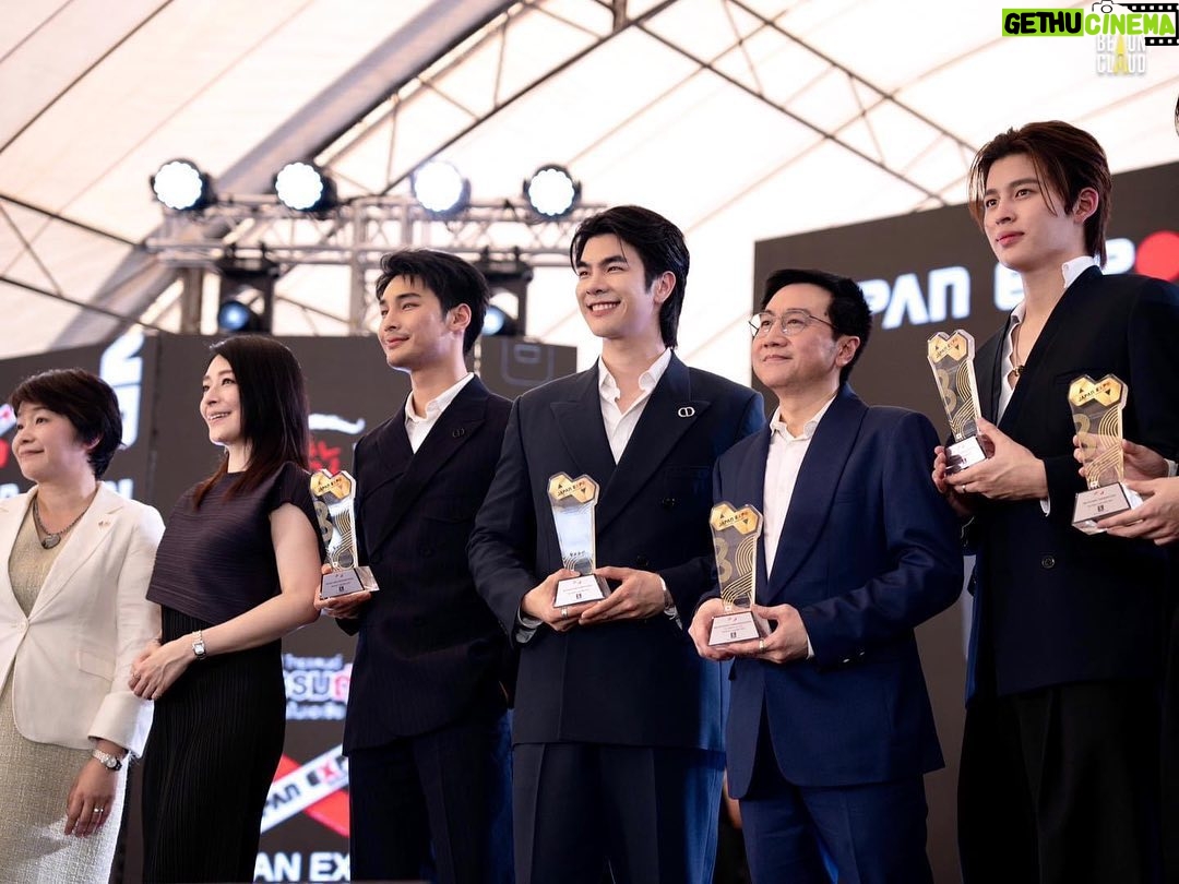 Phakphum Romsaithong Instagram - ,,, ขอบคุณสำหรับรางวัลมากๆนะครับ:) ,,, ประเทศญี่ปุ่นและชาวญี่ปุ่นเป็นประเทศที่มีเสน่ห์ และคาแร็คเตอร์ที่น่าหลงใหลมากๆ ตั้งแต่จำความได้ก็ได้กินขนมญี่ปุ่นที่พ่อ-แม่ซื้อมาฝากเวลาไปเที่ยว(เด็กอ้วน Vers.) ไม่ว่าจะเป็นพายปลาไหล โมจิสตอเบอรี่ลูกอ้วนๆ และอีกหลายอย่างมากๆ😋 พอเริ่มโตขึ้นมาหน่อยก็ได้รับความสนุกและได้เรียนรู้ไอเดียเจ๋งๆจากเกมส์โชว์ของญี่ปุ่น ติดงอมแงมเลยครับแต่ดูแล้วได้รับประโยชน์เจ๋งๆไปพร้อมกับความสนุก:) พอเริ่มเล่นเริ่มฟังจริงจัง เข้าสู่โลกดนตรีก็ได้รู้จักวงดนตรีที่มีคาแรคเตอร์จัดๆและโชว์ที่ดีไม่ว่าจะเป็น X-Japan, l’arc en ciel, หรือ Sakanaction ประเทศญี่ปุ่นเป็นอีกประเทศที่ไปเที่ยวเมื่อไรก็ไม่เคยเบื่อ (โดยเฉพาะร้านดนตรี และ ของกิน😜) วัฒนะธรรมก็สวยงาม คนก็น่ารักWelcomeนักท่องเที่ยว ของก็เก๋สนุกเวลาไปดูไปช้อป ในวันที่มีโอกาสได้ทำงานกับคนญี่ปุ่นก็พูดได้เต็มปากว่าครับว่า ความละเมียด ละเอียด และคาแร็คเตอร์โดยธรรมชาติของทีมงานญี่ปุ่นมีเสน่ห์จริงๆ ไม่แปลกเลยที่ประเทศญี่ปุ่นและชาวญี่ปุ่นจะเป็นเหมือนความสุขที่มีเสน่ห์ของชาวไทยแบบเรา😚 ดีใจที่ได้เป็นส่วนในการSupportกันและกัน และขอบคุณสำหรับการให้เกียรติในรางวัลครั้งนี้มากเลยนะครับ💚🇯🇵 04/02/24 . . #ลงไว้เป็นที่ระลึก CTW (เซ็นทรัลเวิร์ล)